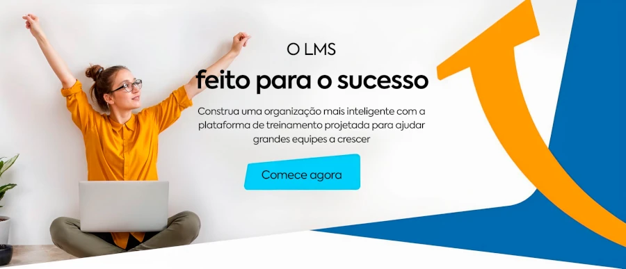 Mulher sorridente com óculos e blusa amarela, sentada no chão com um laptop no colo, levantando os braços em sinal de comemoração. Ao lado, um texto promocional sobre uma plataforma LMS e um botão de chamada para ação "Comece agora".