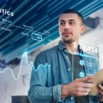 Homem consultando estatísticas financeiras digitais em um tablet com gráficos e dados em realidade aumentada.