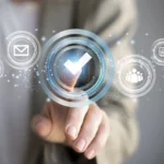 Toque digital em checklist virtual de migração de LMS com ícones de comunicação e dados.