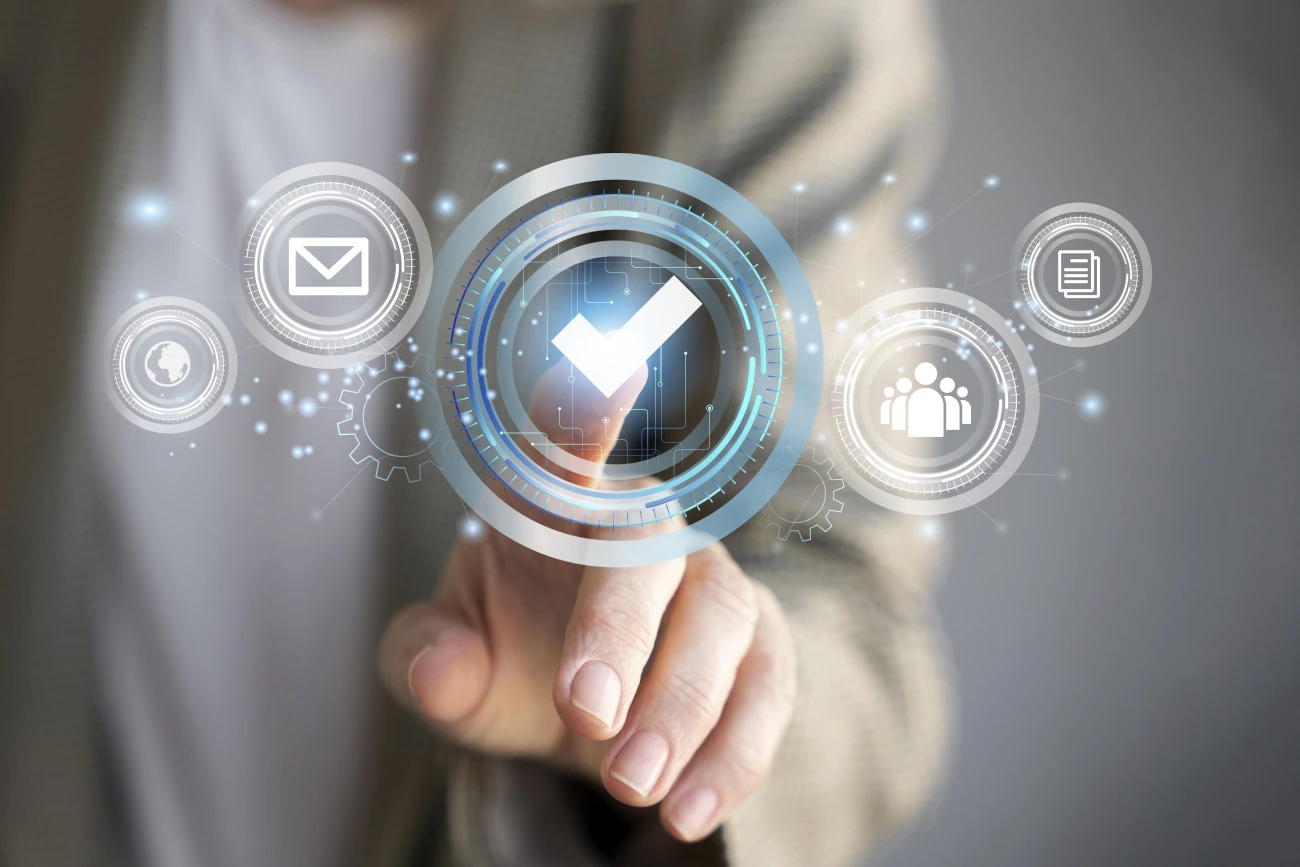 Toque digital em checklist virtual de migração de LMS com ícones de comunicação e dados.