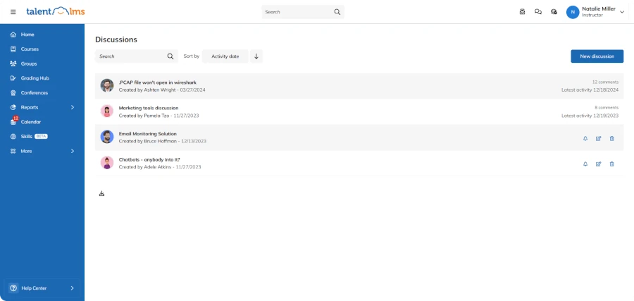 Interface do TalentLMS exibindo a seção de fóruns de discussão com tópicos criados por usuários.