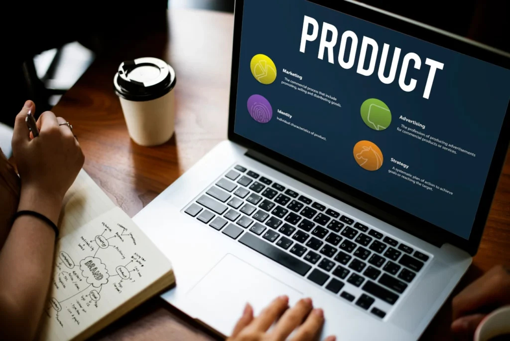 Pessoa estudando conceitos de marketing e estratégia de produto em um notebook durante treinamento de conhecimento de produto.