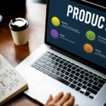 Pessoa estudando conceitos de marketing e estratégia de produto em um notebook durante treinamento de conhecimento de produto.