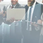 Profissionais reunidos analisando dados de desempenho em um notebook, com gráfico de crescimento sobreposto.