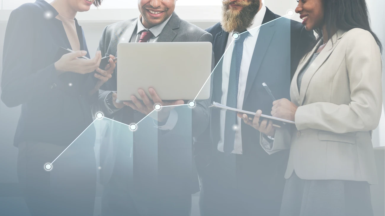 Profissionais reunidos analisando dados de desempenho em um notebook, com gráfico de crescimento sobreposto.