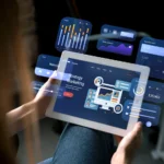 Pessoa utilizando tablet com dashboard interativo de marketing e análise de dados, representando plataformas de coaching com IA para treinamento corporativo.