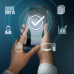 Mãos segurando smartphone com ícone de checkmark e gráficos digitais representando gestão de aprendizado e escolha de LMS.