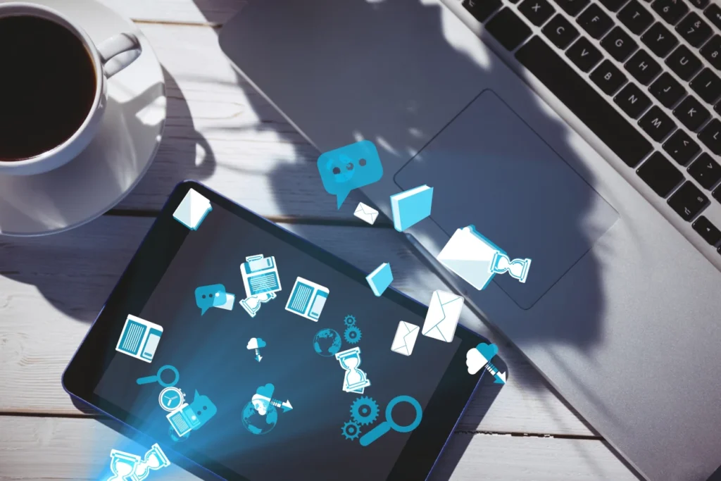 Tablet com ícones digitais flutuantes representando comunicação, documentos e dados, simbolizando os 7 tipos de sistemas de gestão de aprendizagem (LMS).