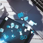 Tablet com ícones digitais flutuantes representando comunicação, documentos e dados, simbolizando os 7 tipos de sistemas de gestão de aprendizagem (LMS).