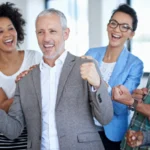 Equipe celebrando resultados após treinamento corporativo bem-sucedido.