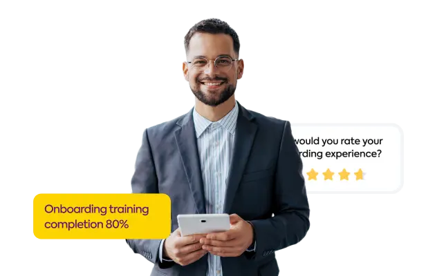 Profissional sorridente segurando tablet com progresso de 80% no treinamento de onboarding.