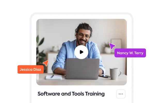 Profissional participando de treinamento online de software com identificação de colegas de curso.