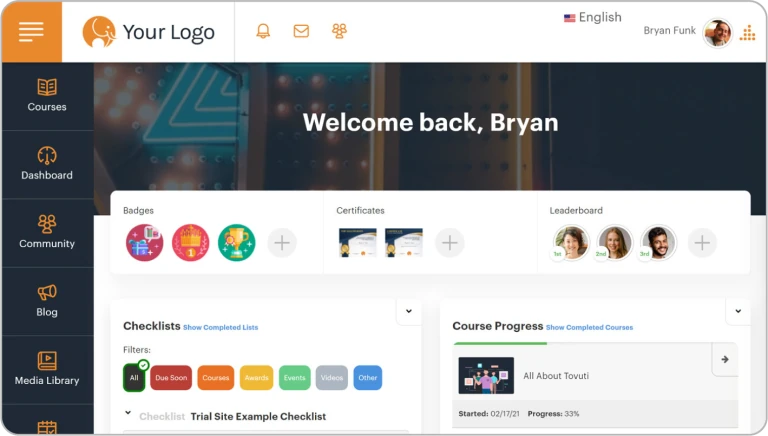 Interface da plataforma Tovuti LMS exibindo painel com badges, certificados, leaderboard, checklists e progresso de cursos.