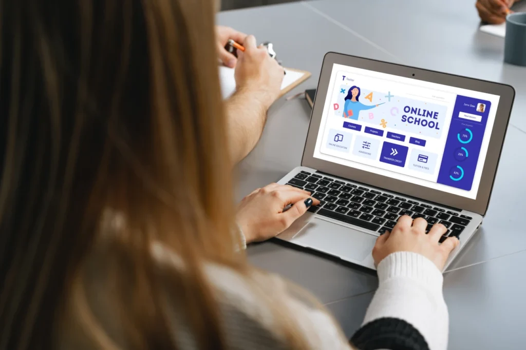 Pessoa utilizando um laptop com uma plataforma de cursos online aberta, exibindo módulos de aprendizagem e estatísticas de progresso.