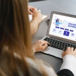 Pessoa utilizando um laptop com uma plataforma de cursos online aberta, exibindo módulos de aprendizagem e estatísticas de progresso.