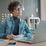 Jovem profissional trabalhando em um laptop em um escritório moderno