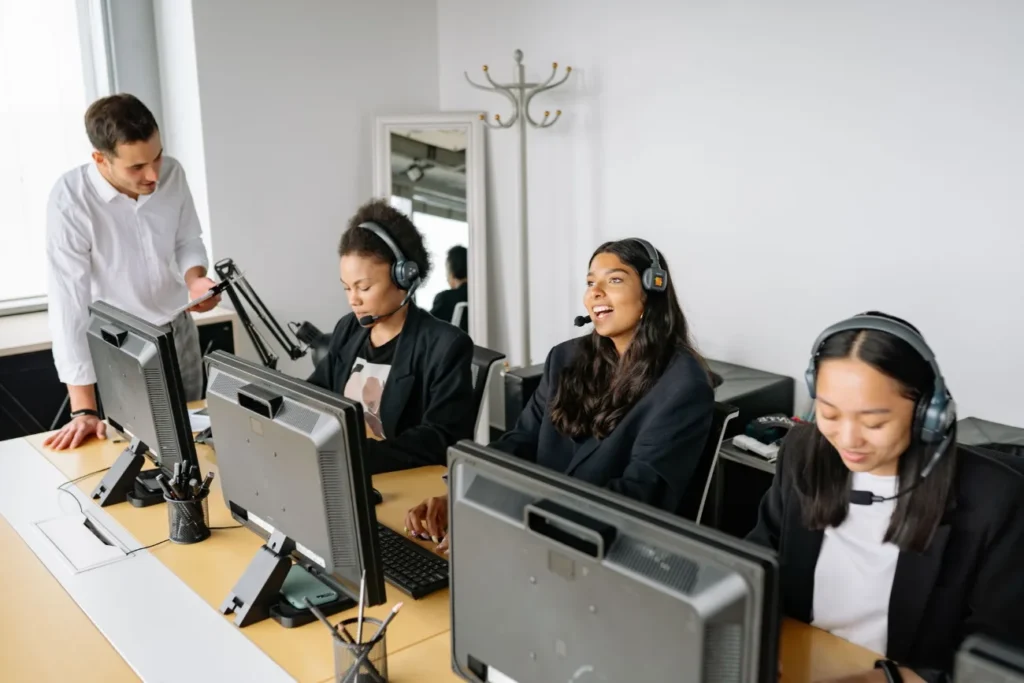 Equipo de atención con auriculares en capacitación en el trabajo en la oficina.
