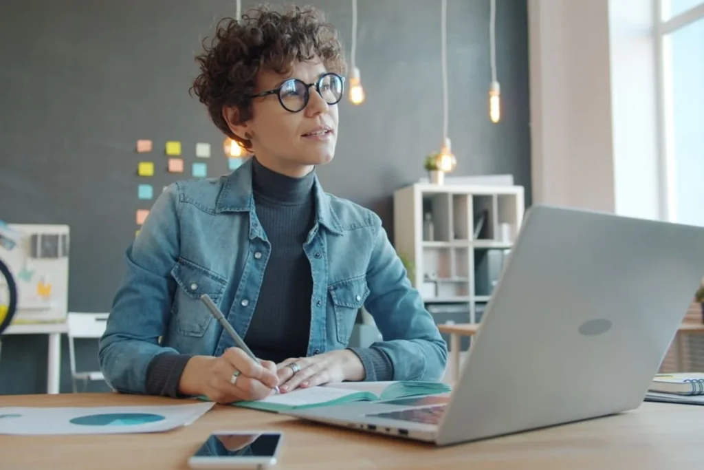 Jovem profissional trabalhando em um laptop em um escritório moderno