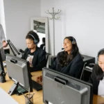 Equipe de atendimento com headsets em treinamento no trabalho no escritório.